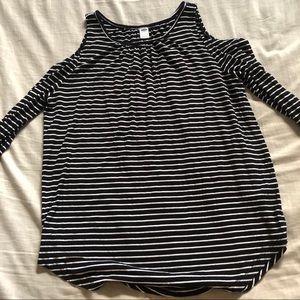 Cut out shoulder long sleeve shirt.